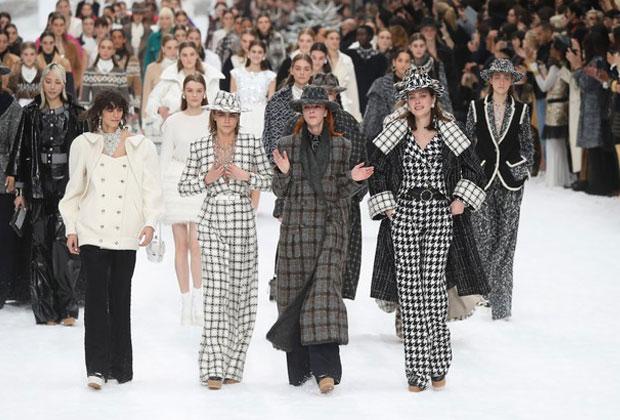 Emoção na última coleção de Lagerfeld para Chanel