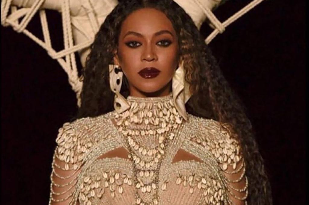 Beyoncé usa vestido de grife paulistana em clipe de trilha do filme O Rei Leão